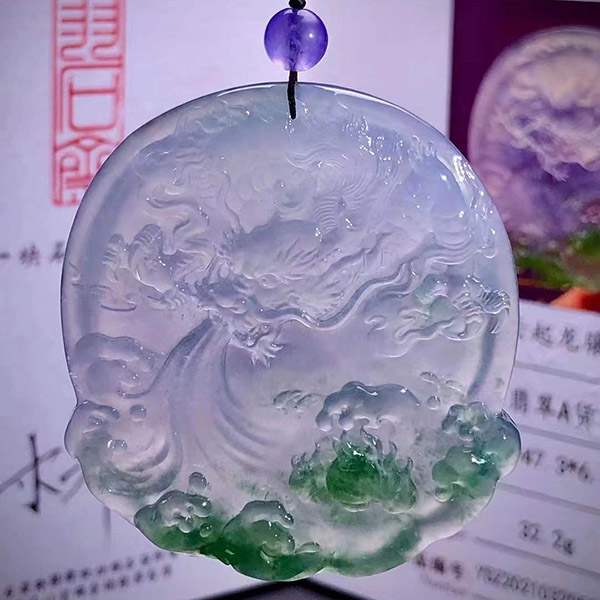 云起龍驤翡翠掛件，玉雕大師林喬雕刻作品，雕刻非常立體，飄綠意境十足