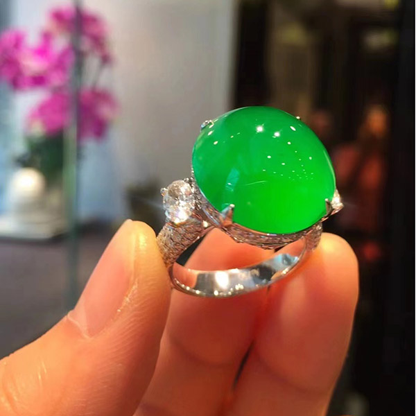正阳绿翡翠蛋面戒指，简单镶嵌，大气饱满，至简至美