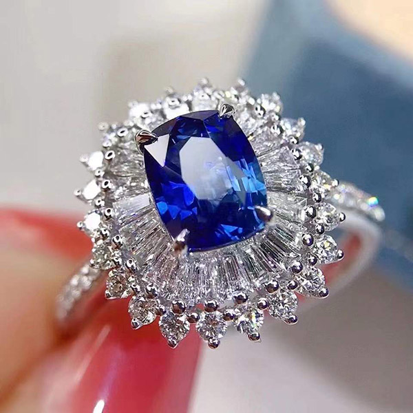 1克拉无烧皇家蓝蓝宝石戒指，高品质斯里兰卡，玻璃体，火彩很闪，重金重钻大牌质感！