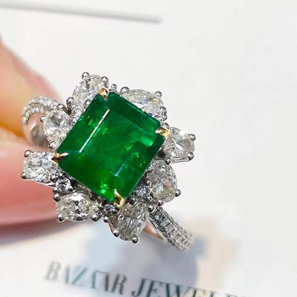 2克拉高品质VIVID GREEN祖母绿戒指，颜色高级深邃，玻璃体，精湛的切工，微油，妥妥的大牌范，内敛低调奢华