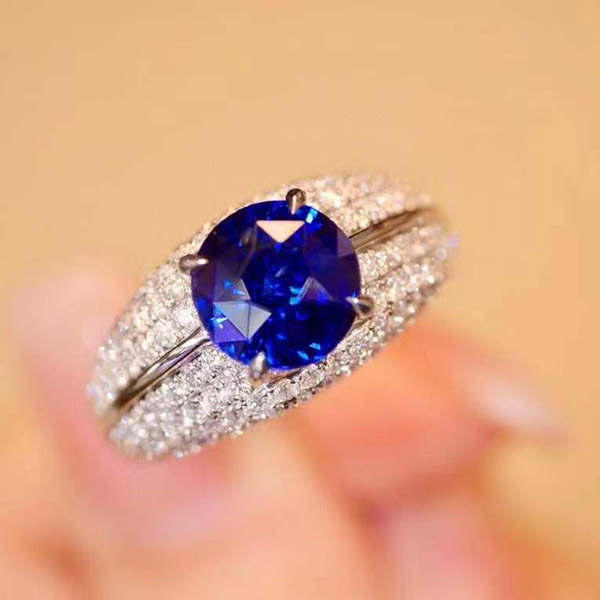 2克拉天然皇家蓝蓝宝石戒指18k金，高贵华丽的设计款，上手很有面子