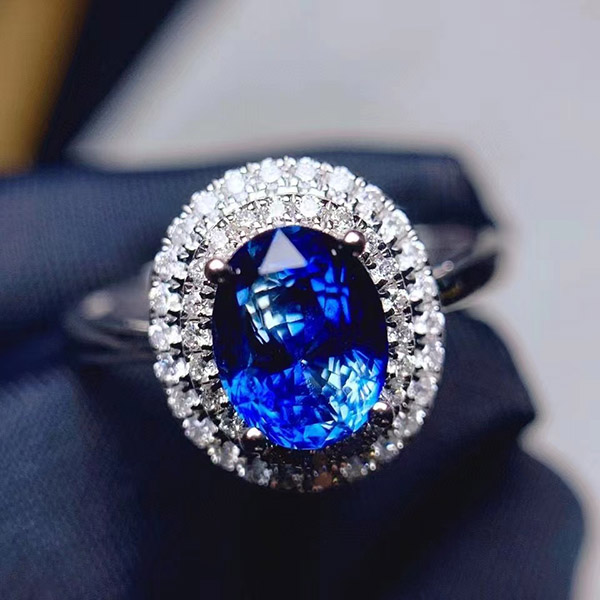 1克拉18k金镶孔雀蓝蓝宝石戒指，斯里兰卡孔雀蓝玻璃体，颜色饱和度高 火彩非常不错，简约又精致