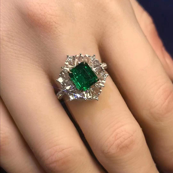 1克拉vivid green赞比亚祖母绿方形豪镶戒指，大牌设计感