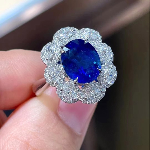 3克拉皇家蓝蓝宝石戒指，颜色浓郁，火彩强内部微微包体，围镶马眼钻，台面上手显大，高性价比的货