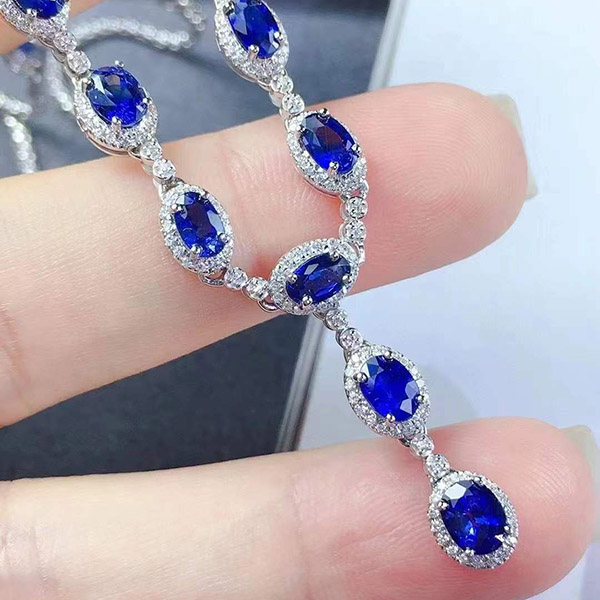 7克拉18k金皇家蓝蓝宝石项链，干净无裂，粒粒都是玻璃体，火彩好闪，气质感十足