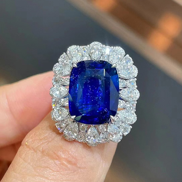10克拉皇家蓝蓝宝石戒指吊坠两用款，颜色浓郁，火彩闪耀，大颗正工钻石镶嵌，奢华大气