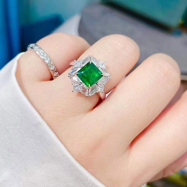 1克拉VIVID GREEN祖母绿大台面戒指，明亮玻璃体，豪华镶嵌，满满的质感