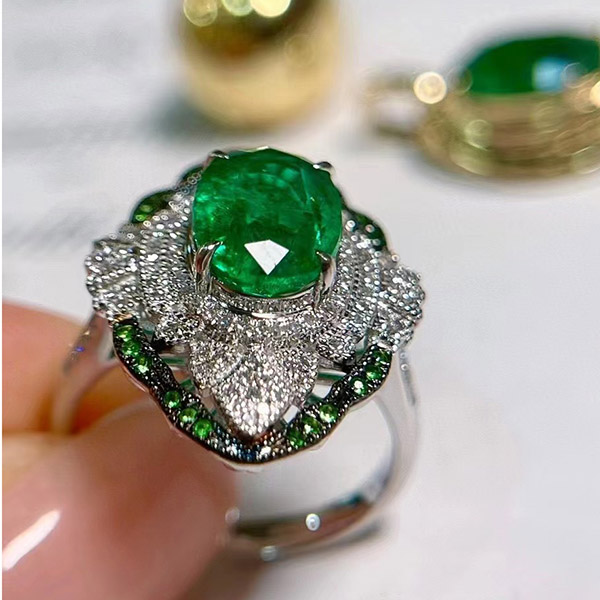 2克拉复古时髦VIVID GREEN祖母绿戒指
