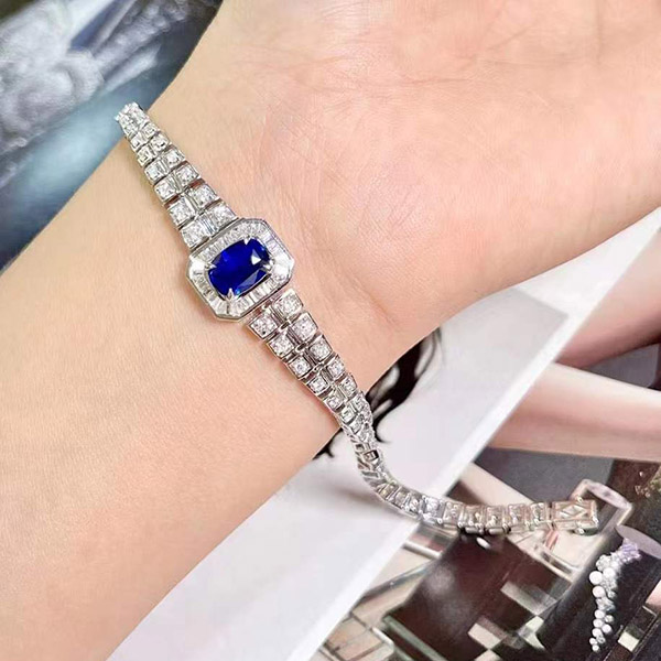 2克拉满钻皇家蓝蓝宝石手链，高品质皇家蓝玻璃体，豪镶柔软的钻石表带，大牌质感