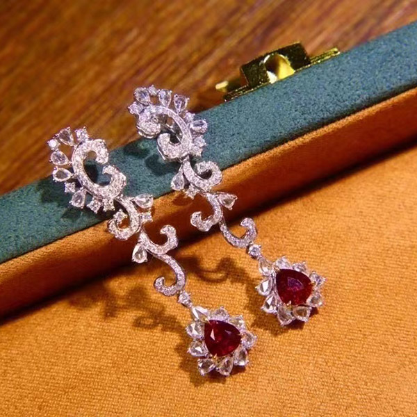 18k金镶无烧鸽血红红宝石耳环，很美的设计，优雅迷人，高级珠宝感