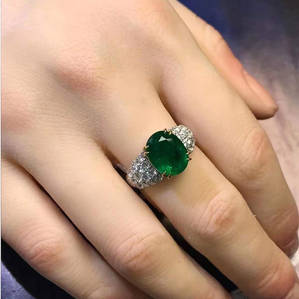 3克拉vivid green赞比亚祖母绿戒指，圆钻陪镶，简约璀璨