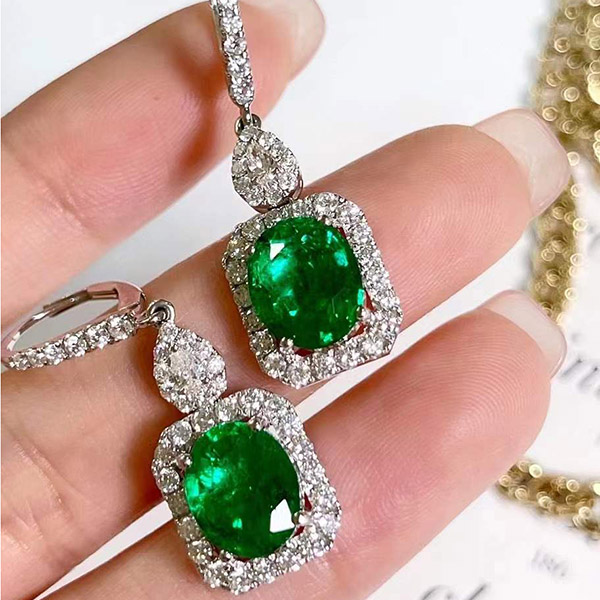 4克拉VIVID GREEN祖母绿耳坠，高级感满满，明亮玻璃体，颜色浓郁鲜艳