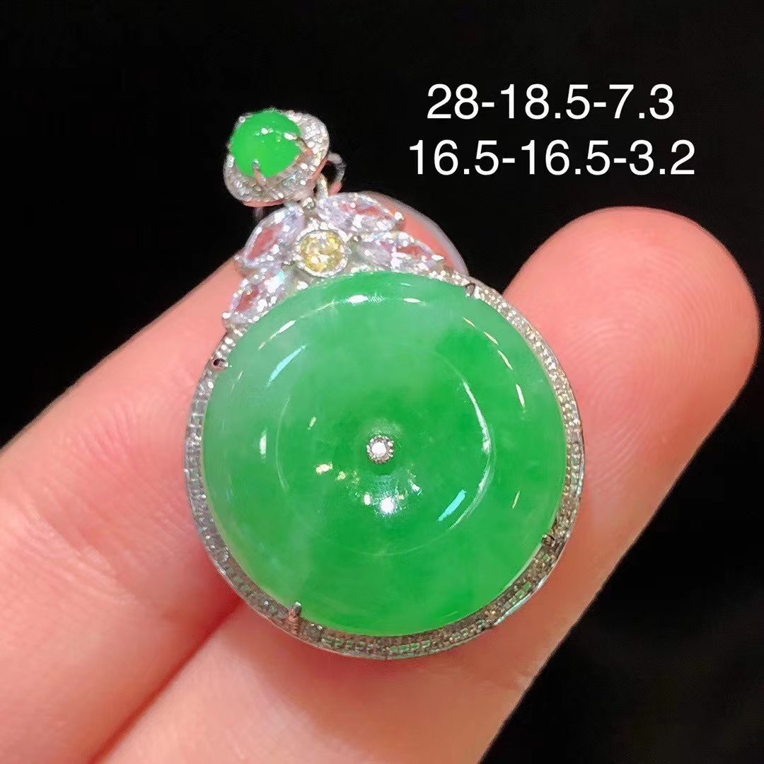 翡翠·平安扣吊坠 尺寸：28*18.5*7.3mm 裸石：16.5*16.5*3.2mm 冰种阳绿色，满绿，料子水润，种老起光。 18k金钻石镶嵌，佩戴效果精美好看~
