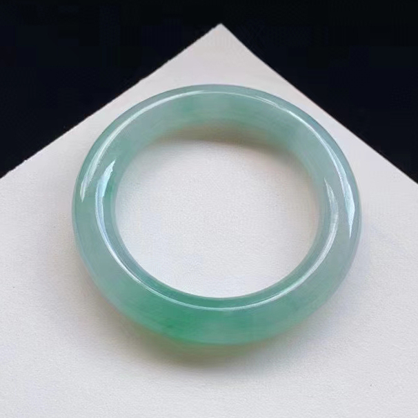 冰阳绿圆条手镯 圈口：55-11 mm 特价：4.98万