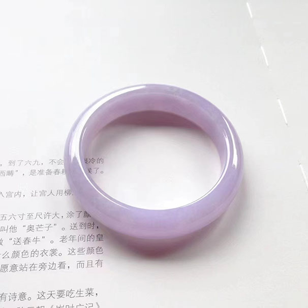正圈紫罗兰镯 尺寸:57.2/13.3/8.5mm 很粉嫩，版型很正，粉粉嫩嫩的紫罗兰，肤白的佩戴会特别好看。