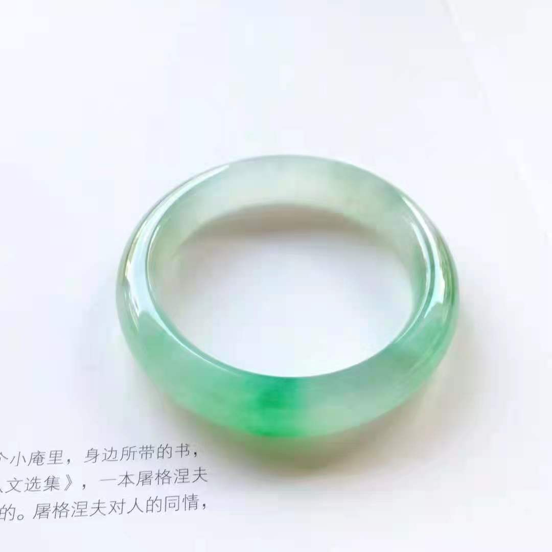 54正圈冰种阳绿色翡翠手镯 尺寸:54/13/9.6mm 有种有色的冰阳绿，水头好，阳绿色鲜艳亮眼，品相很棒的一款  喜询