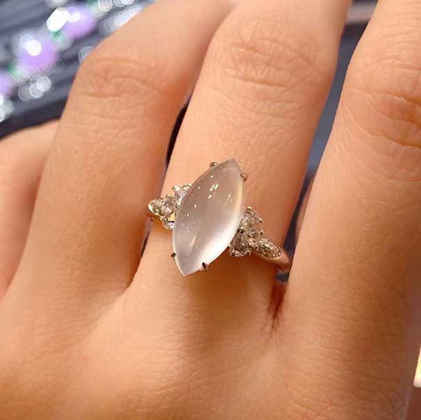 18k金镶翡翠戒指，高冰马眼，裸石尺寸14.9*7.2mm，圈口14，特价16800元，不议价