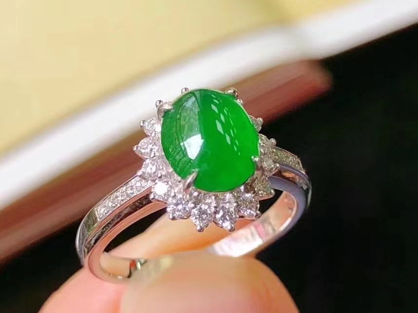 翡翠戒指也有它的含义？怎么挑选合适的翡翠戒指？