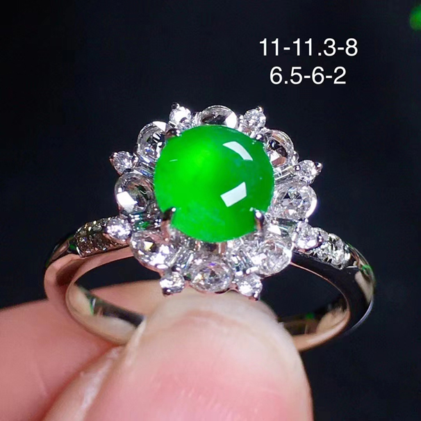满绿蛋面戒指，经典大方，18k金伴钻，无纹裂。 特价：10800