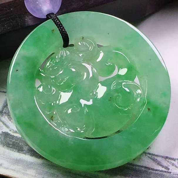 糯冰种飘淡绿翡翠麒麟牌挂件 尺寸：27/26.5/4mm，重量6g  价格：4800，