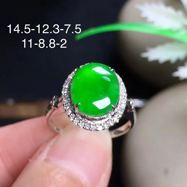 满绿翡翠蛋面戒指，经典大方，18k金伴钻，无纹裂~批发价：15800