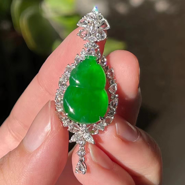 高冰辣绿葫芦翡翠吊坠  这个珠宝感十足 裸石：18.6 12.3 3.5mm