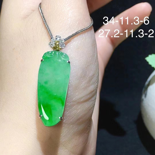 飘绿翡翠福瓜吊坠，这个很小清新，简单的镶嵌显得很大气，18k金伴钻，配送银链，完美，无纹裂。 结缘价：9800