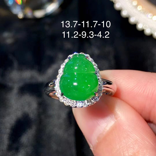 满绿翡翠葫芦戒指，非常大气的一款，上手霸气，18k金伴钻，无纹裂。 批发价：19800