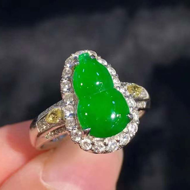 翡翠满绿葫芦戒指，种很老，色均匀而且够阳绿，上手显高级。  22800