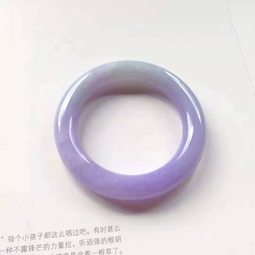 圆条品质美艳紫罗兰翡翠手镯 尺寸:55.8/12.2/12.5mm 浓紫翡翠高贵好看，见光不失色，很显气质的一款56圈口翡翠手镯，完美。 ：小六