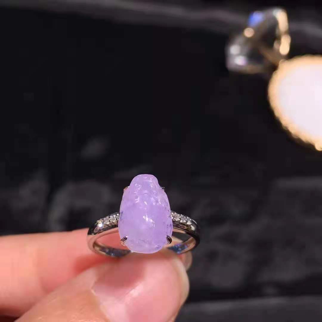 18k金镶嵌紫罗兰翡翠貔貅戒指 尺寸11.6*7.9*4.0，这个紫罗兰翡翠真的太入心了，紫气东来就已经足够霸气了，貔貅➕紫气东来