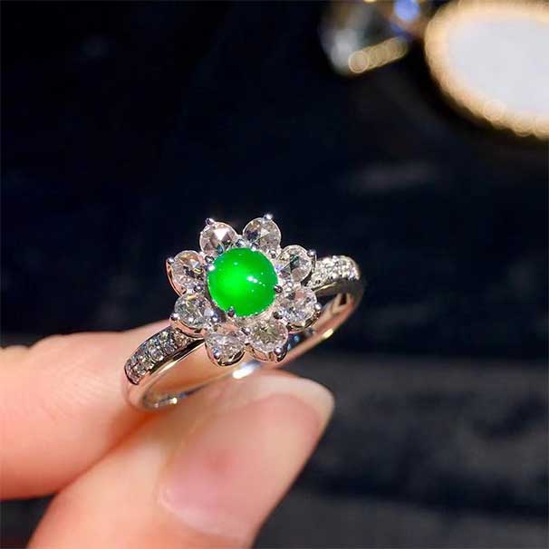 秒杀，翡翠满绿蛋面戒指 珠宝感满满的一枚戒指，主石起光，镶嵌也是blingbling  非常推荐！ 8800